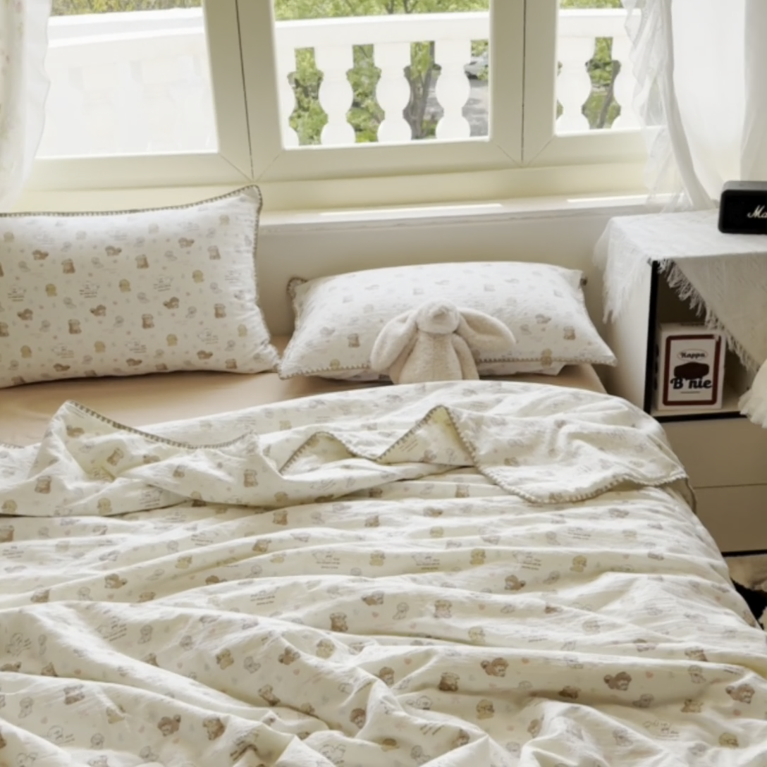 91家纺网 家纺一手货源 找家纺 晚爱家纺（原晚安家居）  2025新款A类母婴级云感双层纱三角针夏被贝壳边夏凉被春夏贝壳绣【可提供买家秀】 狗狗日记