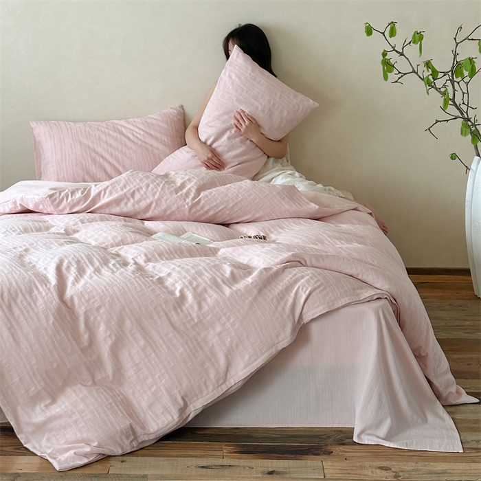 91家纺网 家纺一手货源 找家纺 梦享生活家居 2025新款色织三层提花人字纹面料四件套-青春系列恋青春粉