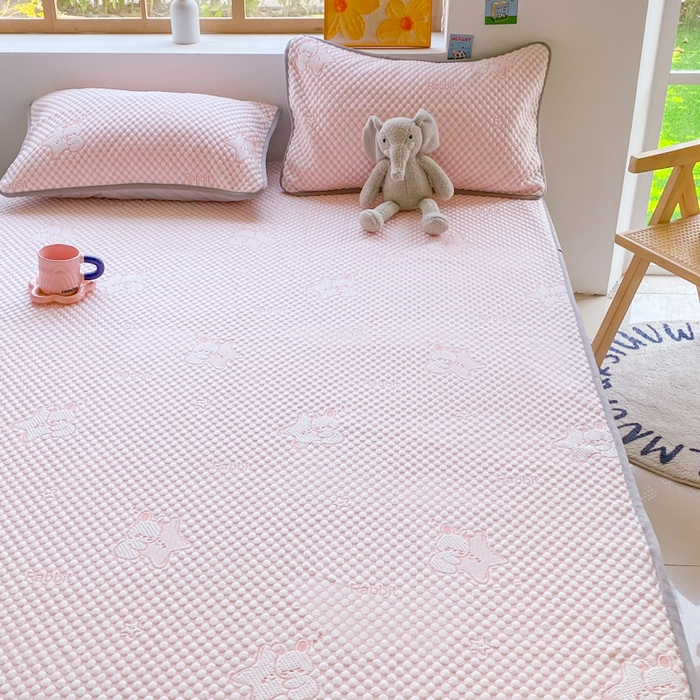 91家纺网 家纺一手货源 找家纺 千朵 2025新款凉感PE冰豆豆提花床笠款凉席 星星兔粉