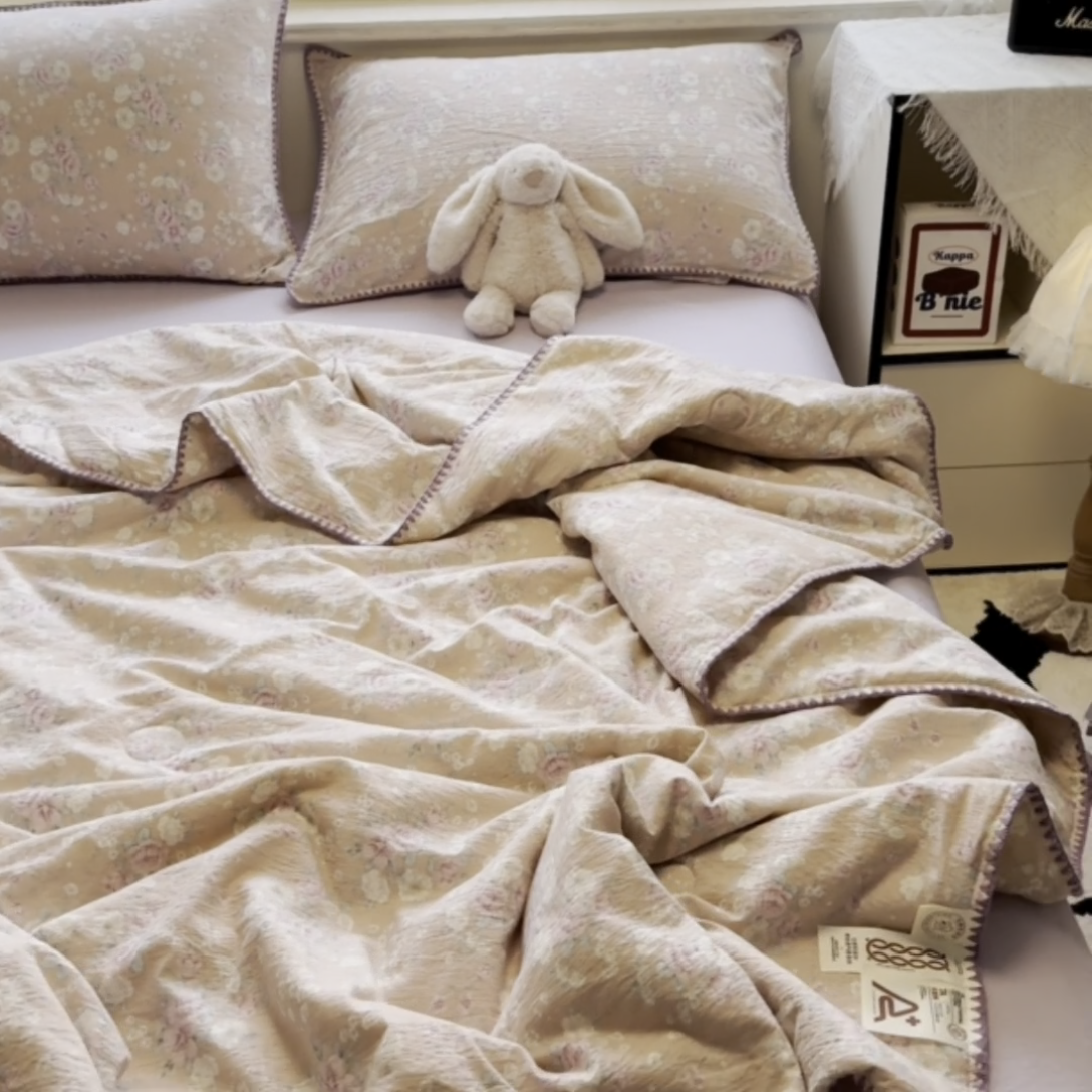 91家纺网 家纺一手货源 找家纺 晚爱家纺（原晚安家居）  2025新款A类母婴级云感双层纱三角针夏被贝壳边夏凉被春夏贝壳绣【可提供买家秀】 爱如星辰