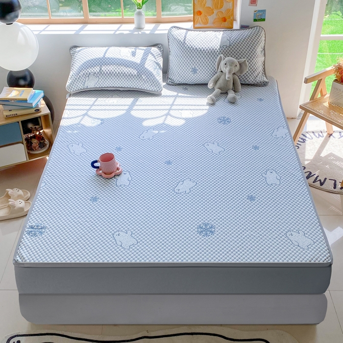 91家纺网 家纺一手货源 找家纺 千朵 2025新款凉感PE冰豆豆提花床笠款凉席 雪花熊蓝