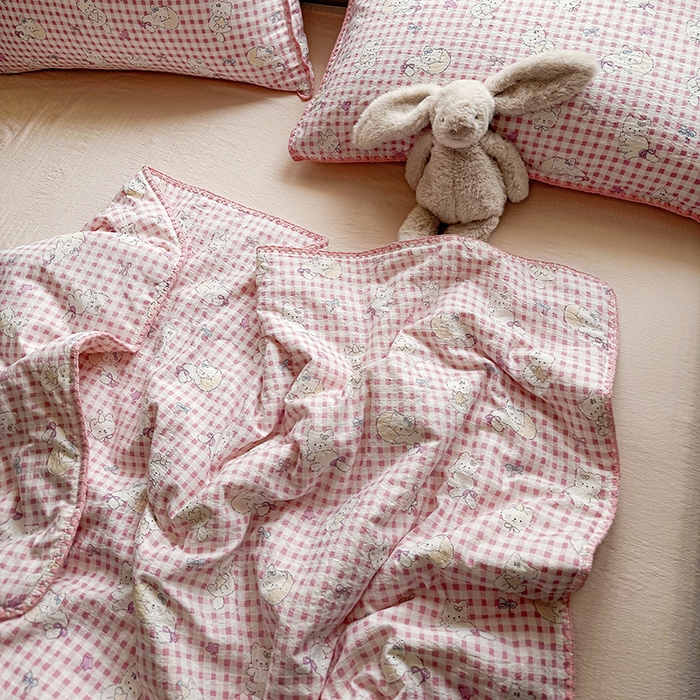 91家纺网 家纺一手货源 找家纺 晚爱家纺（原晚安家居）  2025新款A类母婴级云感双层纱三角针夏被贝壳边夏凉被春夏贝壳绣【可提供买家秀】 猫咪晚宴