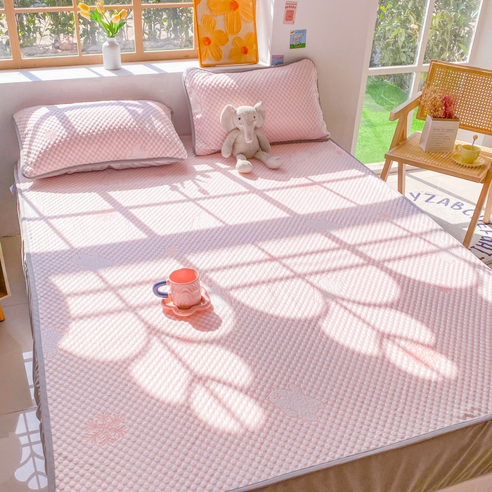 91家纺网 家纺一手货源 找家纺 千朵 2025新款凉感PE冰豆豆提花床笠款凉席 雪花熊粉