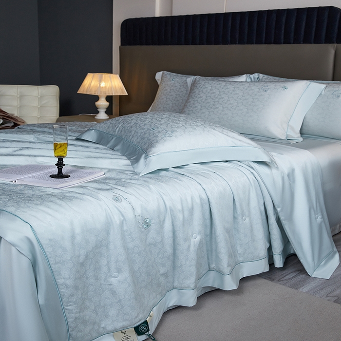 91家纺网 家纺一手货源 找家纺 佳汐蓝家纺 2025新款60支高密提花夏被夏凉被空调被四件套-御玫瑰提花夏被系列 御玫瑰-冰蓝