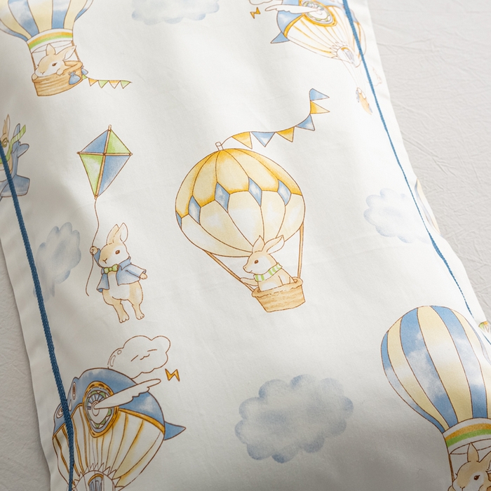 91家纺网 家纺一手货源 找家纺 萌番宝 2025春夏新款60支长绒棉全棉儿童卡通枕套工艺学生A类枕套单枕套 城堡气球