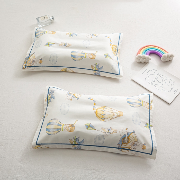 91家纺网 家纺一手货源 找家纺 萌番宝 2025春夏新款60支长绒棉全棉儿童卡通枕套工艺学生A类枕套单枕套 城堡气球