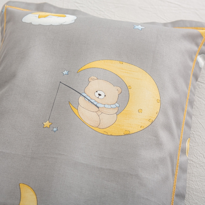 91家纺网 家纺一手货源 找家纺 萌番宝 2025春夏新款60支长绒棉全棉儿童卡通枕套工艺学生A类枕套单枕套 月亮小熊