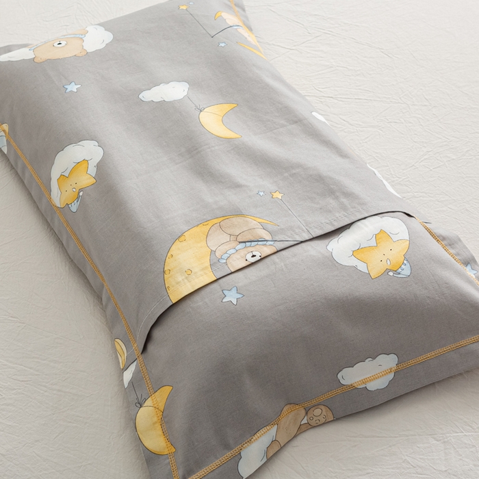 91家纺网 家纺一手货源 找家纺 萌番宝 2025春夏新款60支长绒棉全棉儿童卡通枕套工艺学生A类枕套单枕套 月亮小熊