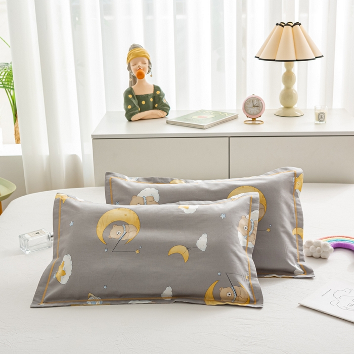 91家纺网 家纺一手货源 找家纺 萌番宝 2025春夏新款60支长绒棉全棉儿童卡通枕套工艺学生A类枕套单枕套 月亮小熊