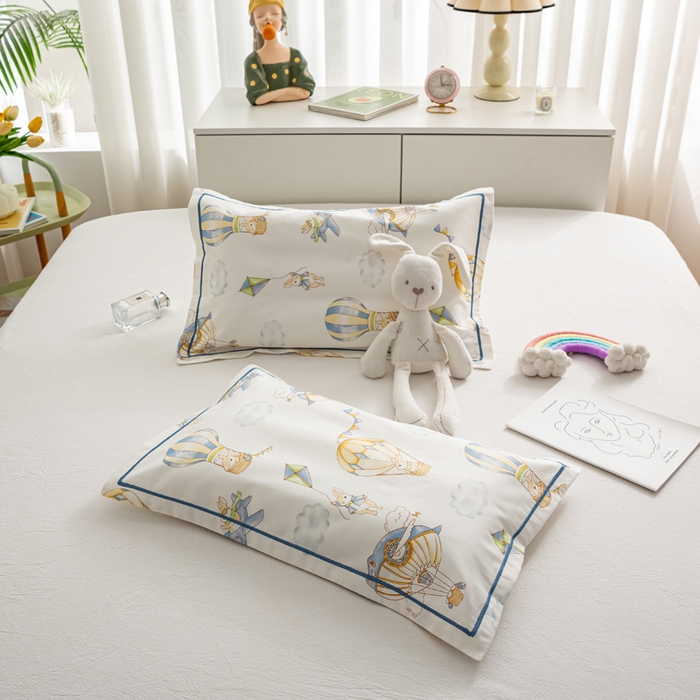 91家纺网 家纺一手货源 找家纺 萌番宝 2025春夏新款60支长绒棉全棉儿童卡通枕套工艺学生A类枕套单枕套 城堡气球