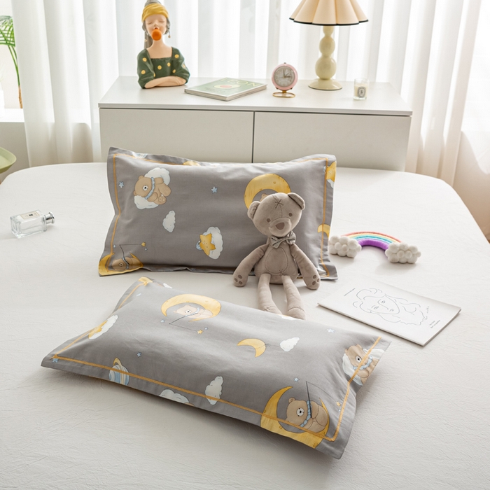 91家纺网 家纺一手货源 找家纺 萌番宝 2025春夏新款60支长绒棉全棉儿童卡通枕套工艺学生A类枕套单枕套 月亮小熊