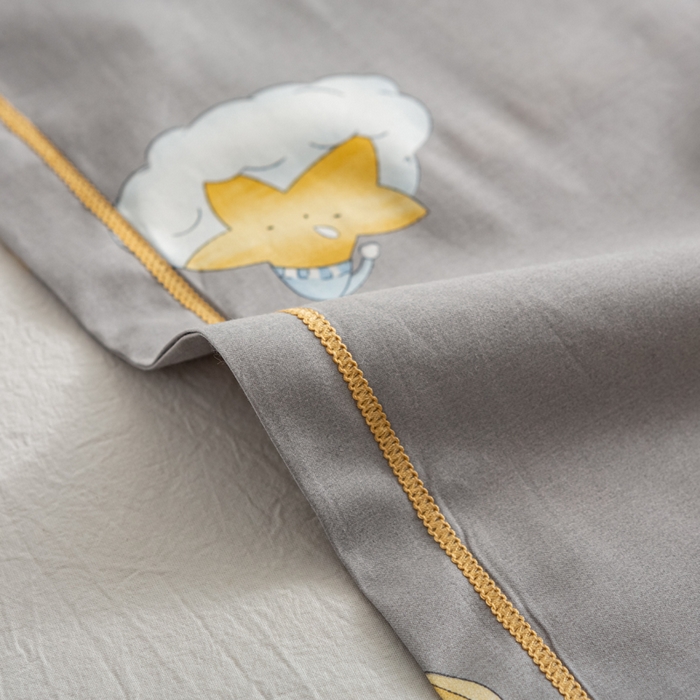 91家纺网 家纺一手货源 找家纺 萌番宝 2025春夏新款60支长绒棉全棉儿童卡通枕套工艺学生A类枕套单枕套 月亮小熊