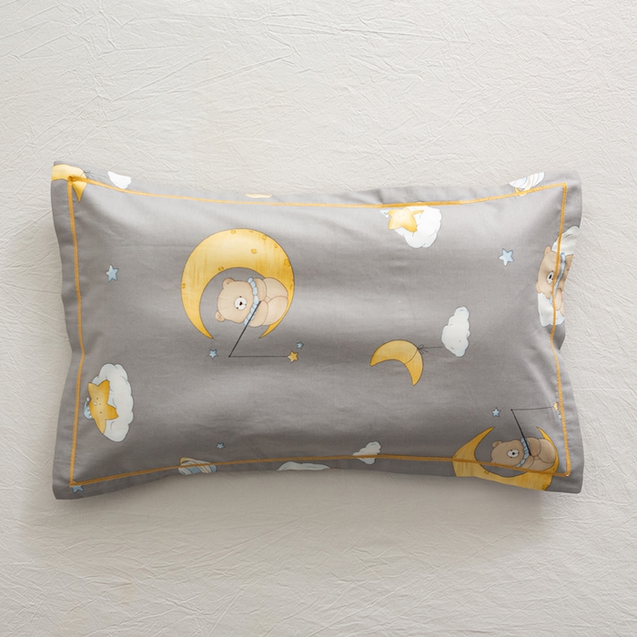 91家纺网 家纺一手货源 找家纺 萌番宝 2025春夏新款60支长绒棉全棉儿童卡通枕套工艺学生A类枕套单枕套 月亮小熊