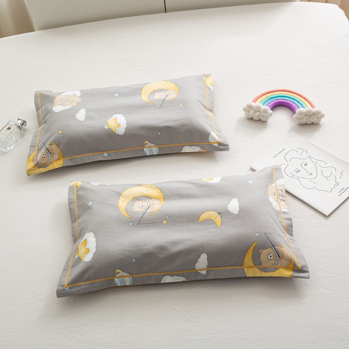 91家纺网 家纺一手货源 找家纺 萌番宝 2025春夏新款60支长绒棉全棉儿童卡通枕套工艺学生A类枕套单枕套 月亮小熊