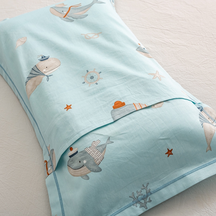 91家纺网 家纺一手货源 找家纺 萌番宝 2025春夏新款60支长绒棉全棉儿童卡通枕套工艺学生A类枕套单枕套 深海鱼