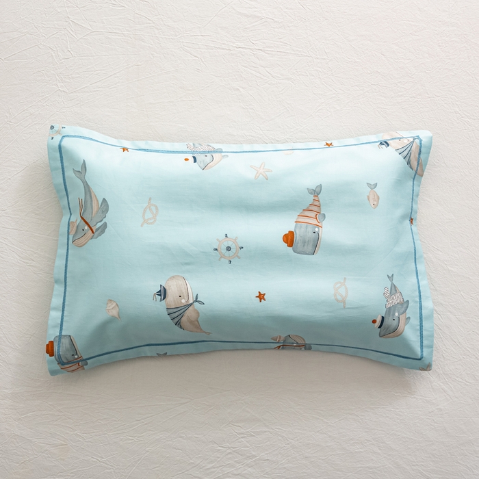 91家纺网 家纺一手货源 找家纺 萌番宝 2025春夏新款60支长绒棉全棉儿童卡通枕套工艺学生A类枕套单枕套 深海鱼