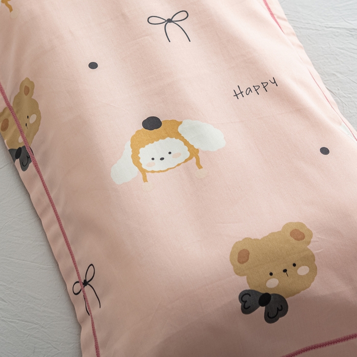 91家纺网 家纺一手货源 找家纺 萌番宝 2025春夏新款60支长绒棉全棉儿童卡通枕套工艺学生A类枕套单枕套 粉の熊