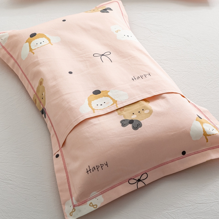 91家纺网 家纺一手货源 找家纺 萌番宝 2025春夏新款60支长绒棉全棉儿童卡通枕套工艺学生A类枕套单枕套 粉の熊
