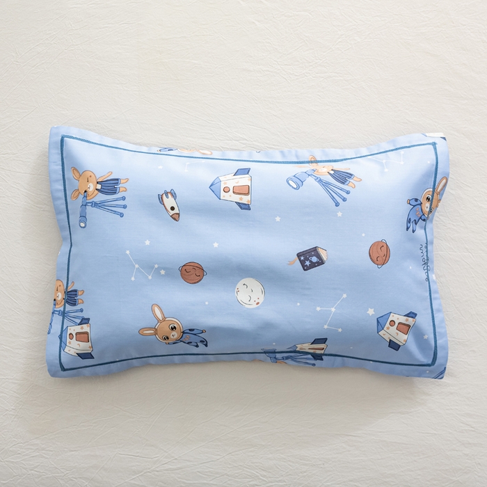91家纺网 家纺一手货源 找家纺 萌番宝 2025春夏新款60支长绒棉全棉儿童卡通枕套工艺学生A类枕套单枕套 太空兔