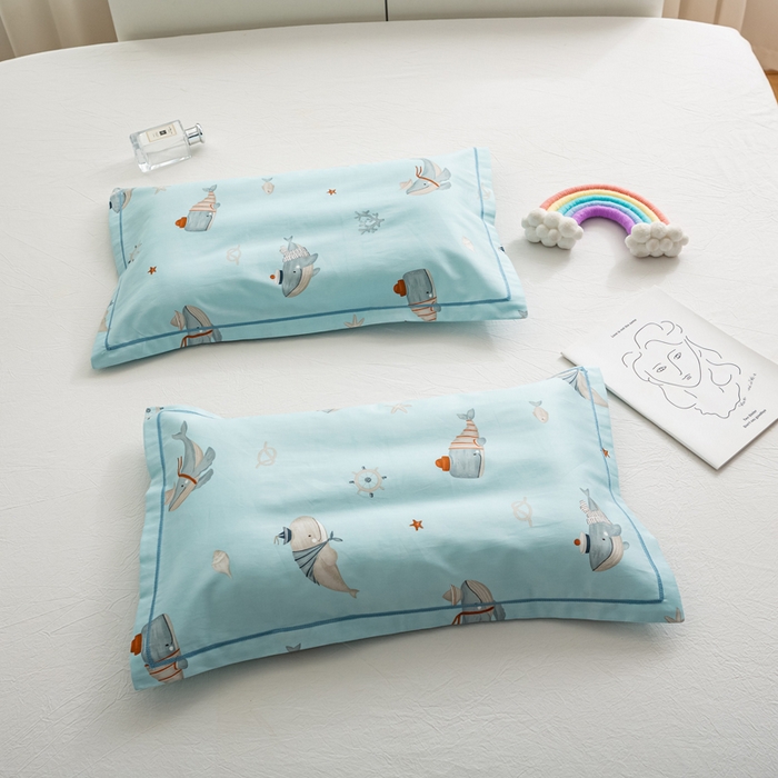 91家纺网 家纺一手货源 找家纺 萌番宝 2025春夏新款60支长绒棉全棉儿童卡通枕套工艺学生A类枕套单枕套 深海鱼