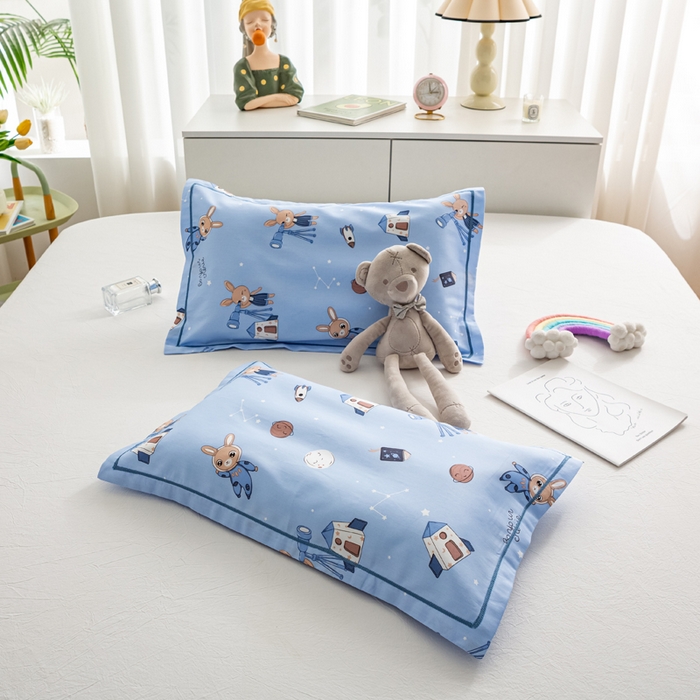 91家纺网 家纺一手货源 找家纺 萌番宝 2025春夏新款60支长绒棉全棉儿童卡通枕套工艺学生A类枕套单枕套 太空兔