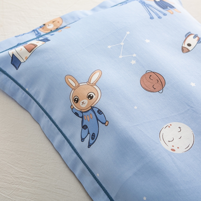 91家纺网 家纺一手货源 找家纺 萌番宝 2025春夏新款60支长绒棉全棉儿童卡通枕套工艺学生A类枕套单枕套 太空兔