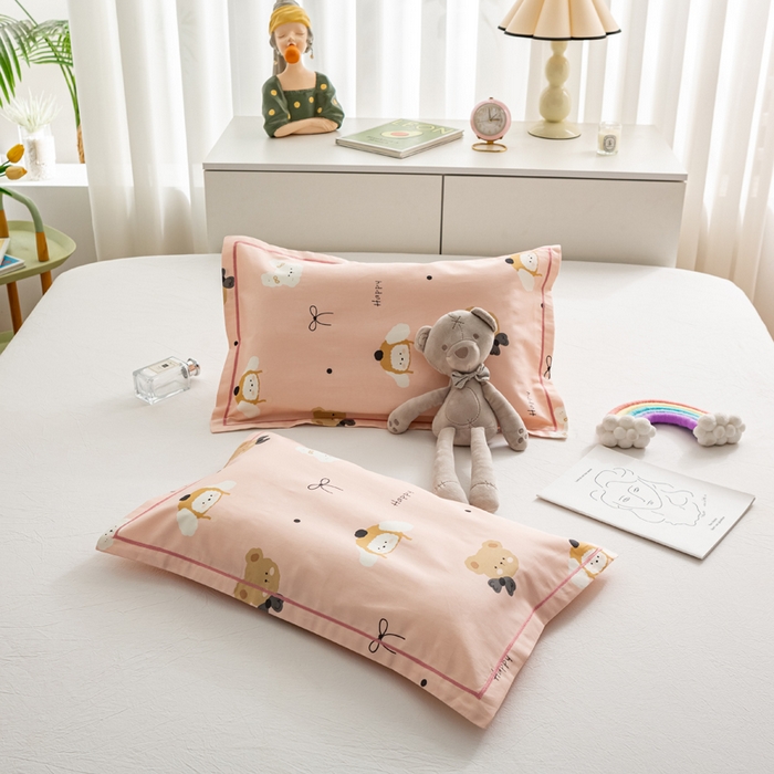 91家纺网 家纺一手货源 找家纺 萌番宝 2025春夏新款60支长绒棉全棉儿童卡通枕套工艺学生A类枕套单枕套 粉の熊