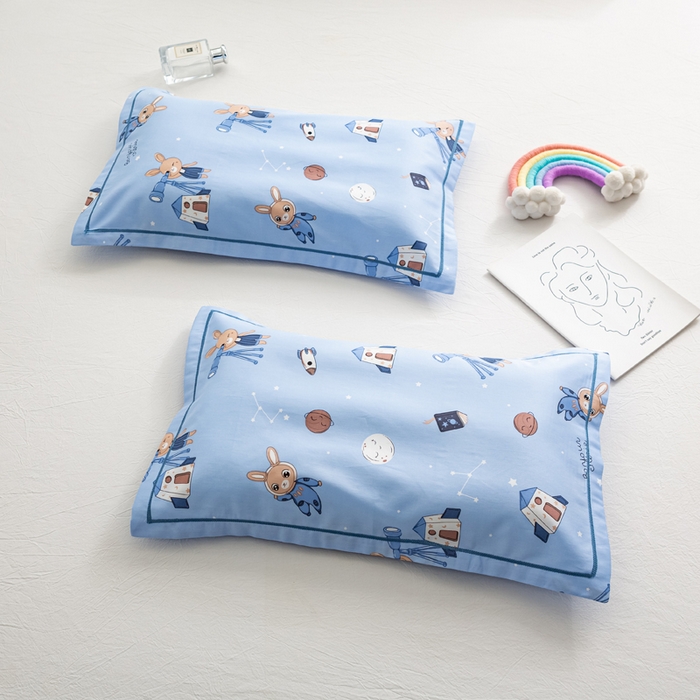 91家纺网 家纺一手货源 找家纺 萌番宝 2025春夏新款60支长绒棉全棉儿童卡通枕套工艺学生A类枕套单枕套 太空兔