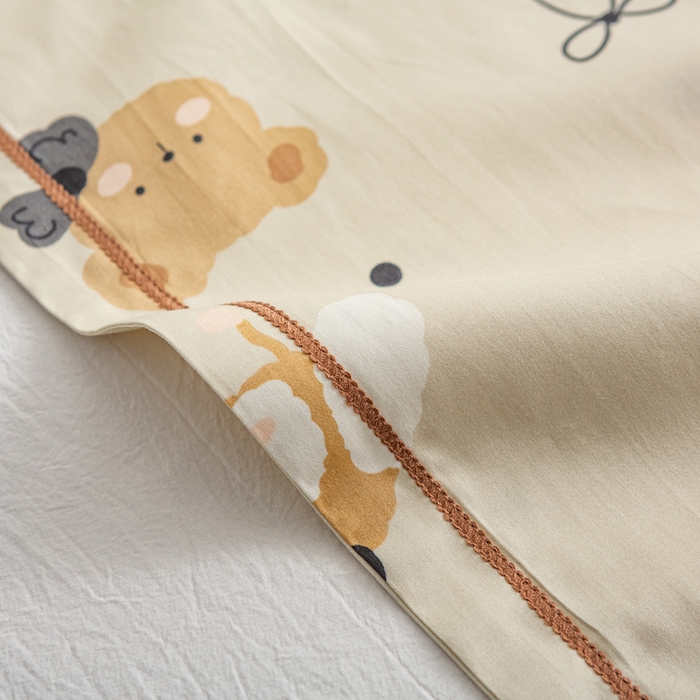 91家纺网 家纺一手货源 找家纺 萌番宝 2025春夏新款60支长绒棉全棉儿童卡通枕套工艺学生A类枕套单枕套 咖の熊