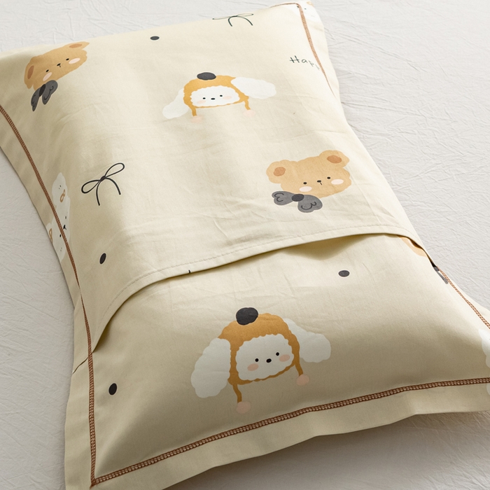 91家纺网 家纺一手货源 找家纺 萌番宝 2025春夏新款60支长绒棉全棉儿童卡通枕套工艺学生A类枕套单枕套 咖の熊