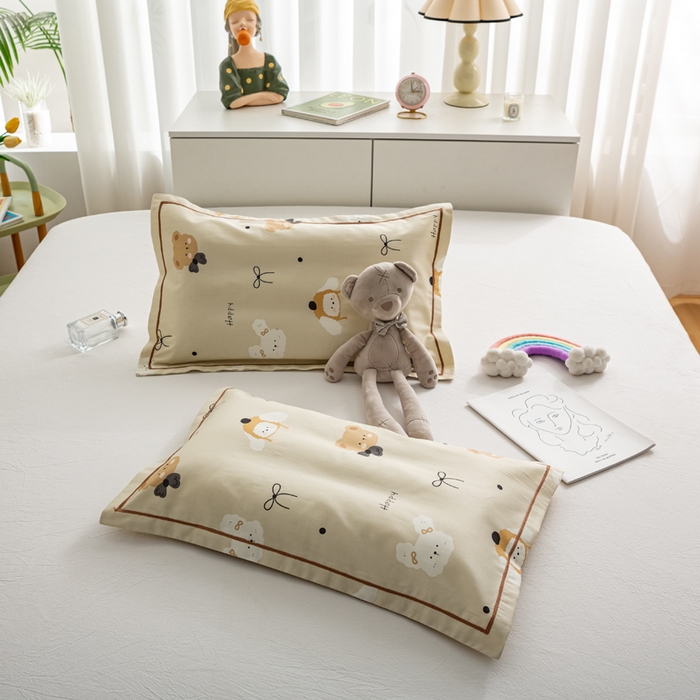 91家纺网 家纺一手货源 找家纺 萌番宝 2025春夏新款60支长绒棉全棉儿童卡通枕套工艺学生A类枕套单枕套 咖の熊