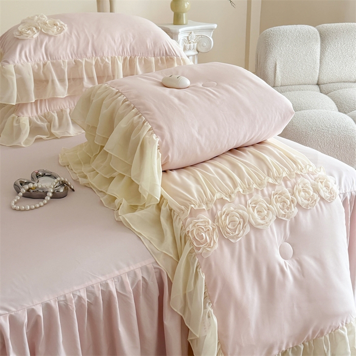 91家纺网 家纺一手货源 找家纺 （总）富盛家纺 2025新款水洗亲肤棉盘花特种刺绣夏被夏凉被空调被床裙款四件套