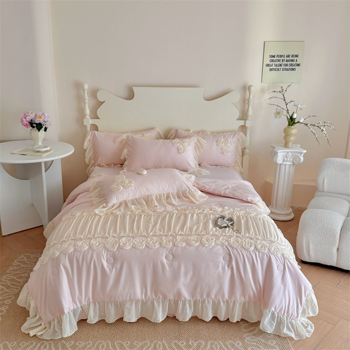 91家纺网 家纺一手货源 找家纺 （总）富盛家纺 2025新款水洗亲肤棉盘花特种刺绣夏被夏凉被空调被床裙款四件套