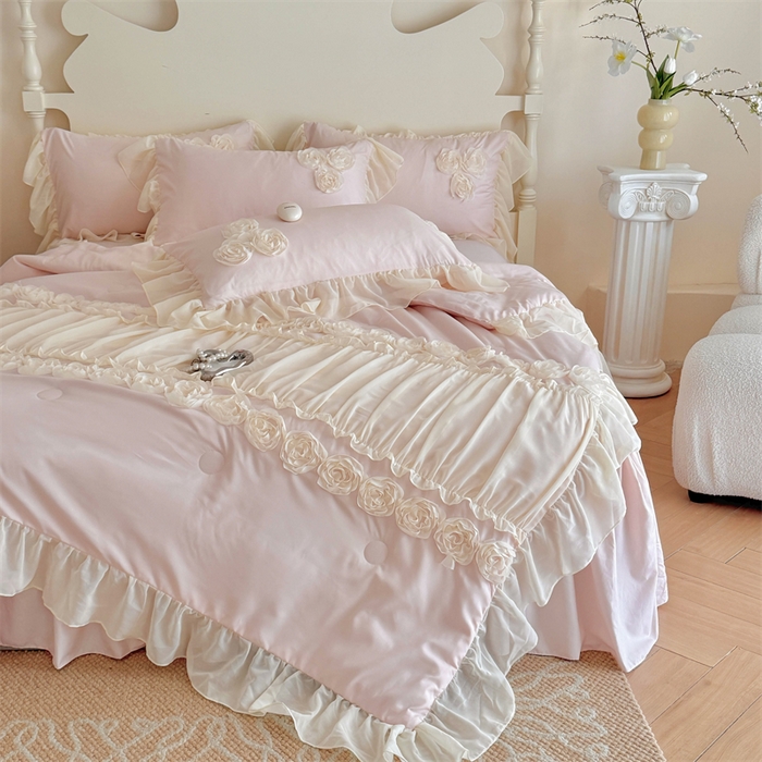 91家纺网 家纺一手货源 找家纺 （总）富盛家纺 2025新款水洗亲肤棉盘花特种刺绣夏被夏凉被空调被床裙款四件套