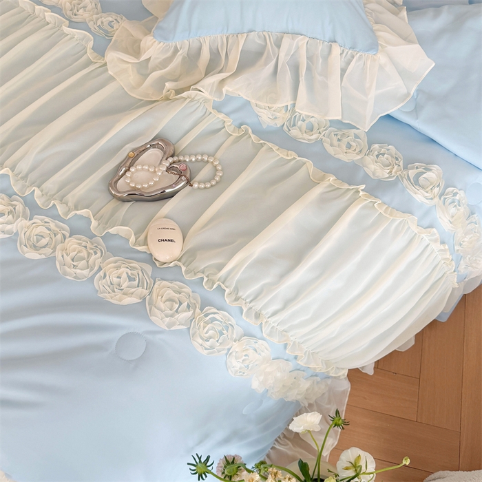 91家纺网 家纺一手货源 找家纺 富盛家纺 2025新款水洗亲肤棉盘花特种刺绣夏被夏凉被空调被床裙款四件套 甜蜜蜜-蓝