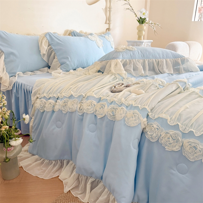 91家纺网 家纺一手货源 找家纺 富盛家纺 2025新款水洗亲肤棉盘花特种刺绣夏被夏凉被空调被床裙款四件套 甜蜜蜜-蓝