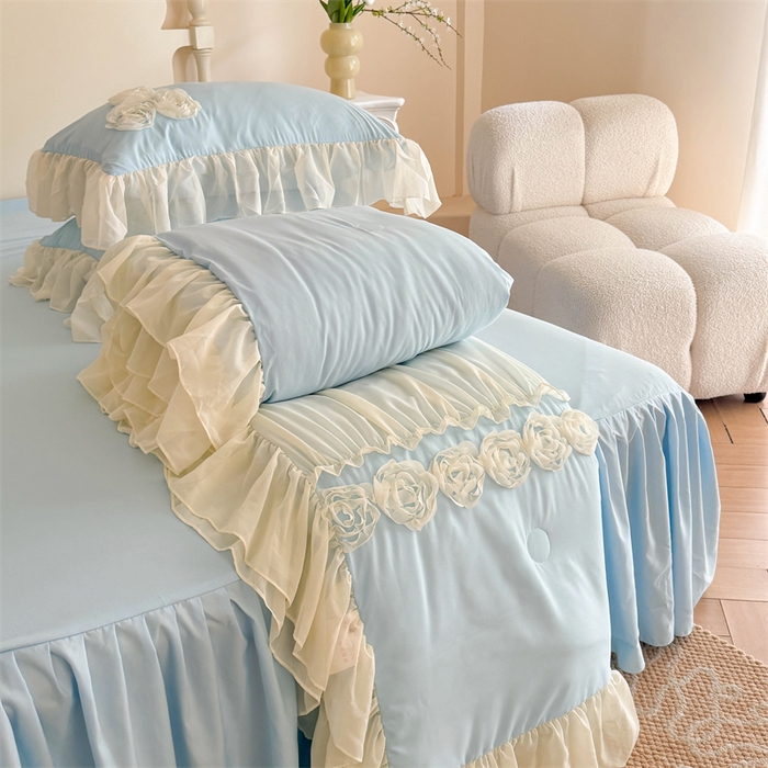 91家纺网 家纺一手货源 找家纺 富盛家纺 2025新款水洗亲肤棉盘花特种刺绣夏被夏凉被空调被床裙款四件套 甜蜜蜜-蓝