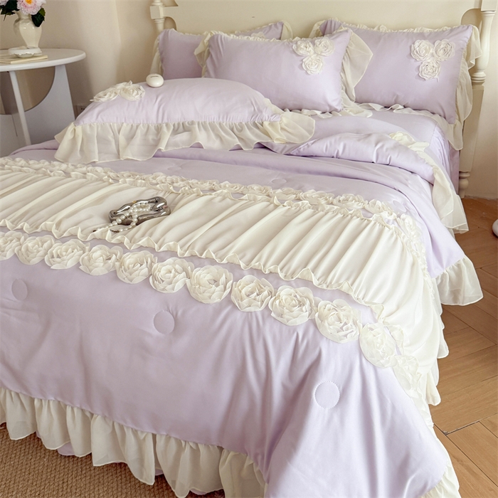 91家纺网 家纺一手货源 找家纺 富盛家纺 2025新款水洗亲肤棉盘花特种刺绣夏被夏凉被空调被床裙款四件套 甜蜜蜜-紫