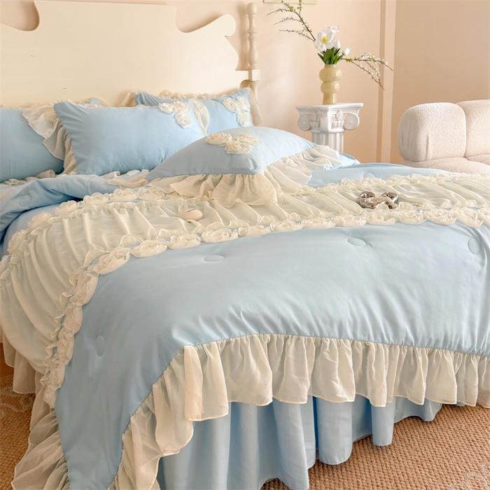 91家纺网 家纺一手货源 找家纺 富盛家纺 2025新款水洗亲肤棉盘花特种刺绣夏被夏凉被空调被床裙款四件套 甜蜜蜜-蓝