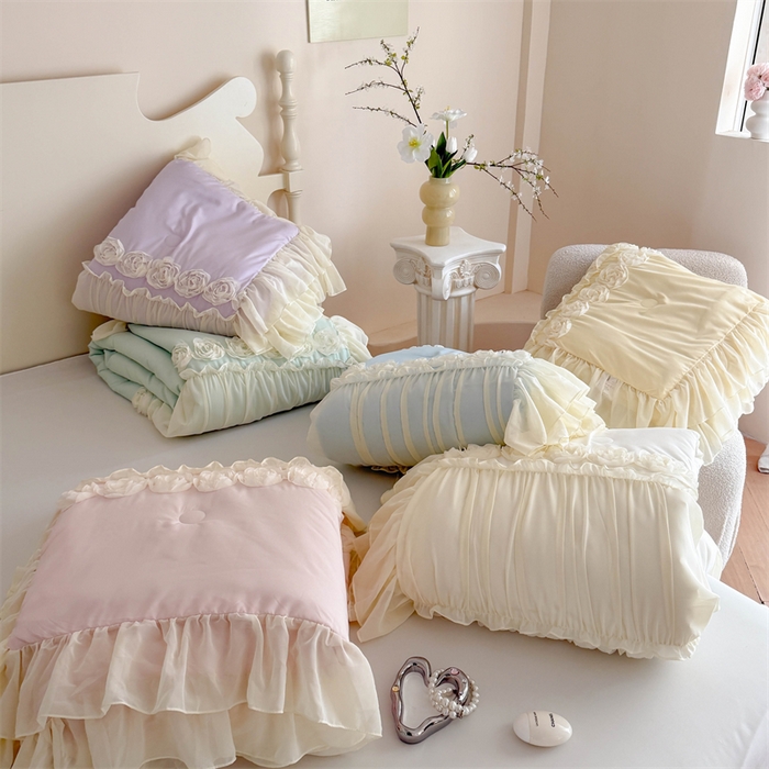 91家纺网 家纺一手货源 找家纺 （总）富盛家纺 2025新款水洗亲肤棉盘花特种刺绣夏被夏凉被空调被床裙款四件套