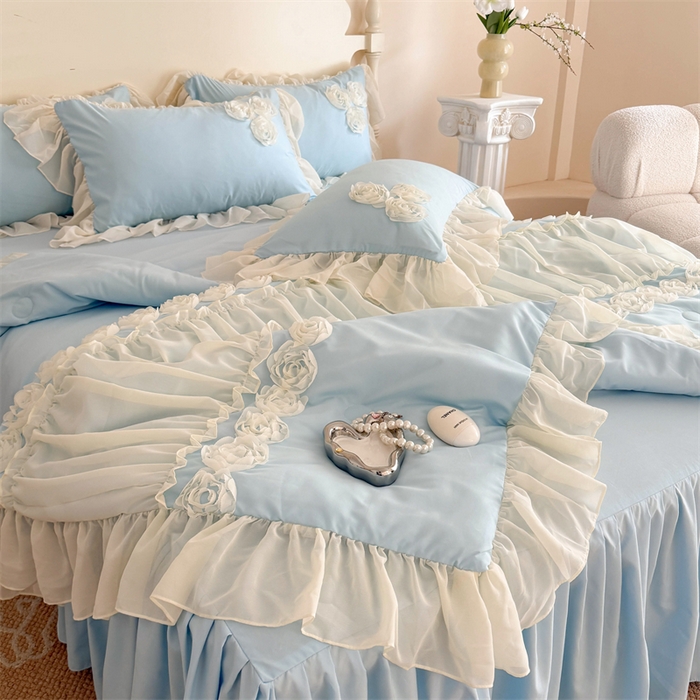 91家纺网 家纺一手货源 找家纺 富盛家纺 2025新款水洗亲肤棉盘花特种刺绣夏被夏凉被空调被床裙款四件套 甜蜜蜜-蓝
