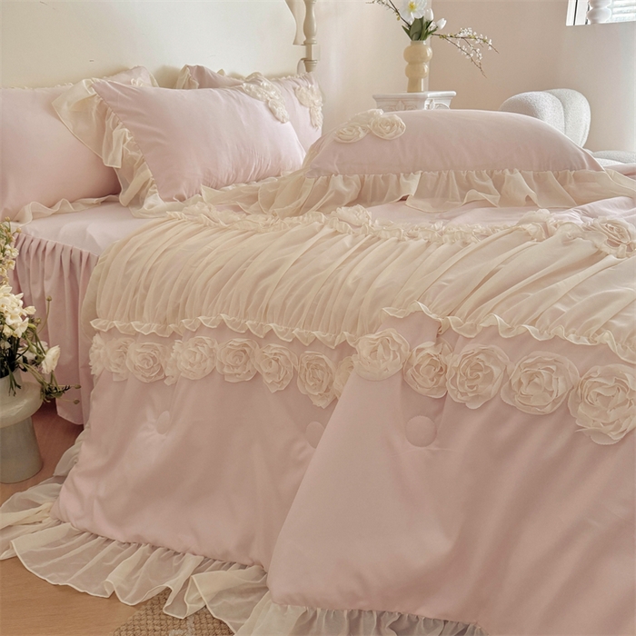 91家纺网 家纺一手货源 找家纺 富盛家纺 2025新款水洗亲肤棉盘花特种刺绣夏被夏凉被空调被床裙款四件套 甜蜜蜜-粉