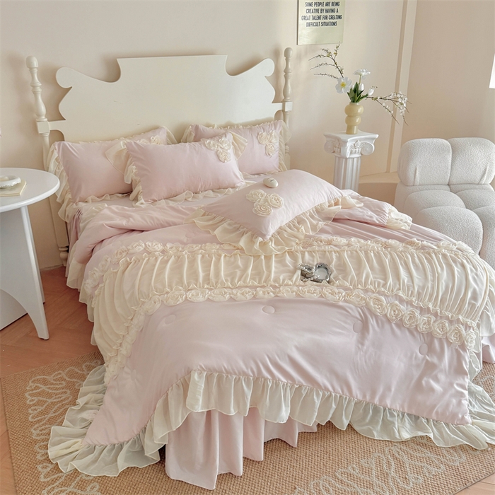 91家纺网 家纺一手货源 找家纺 富盛家纺 2025新款水洗亲肤棉盘花特种刺绣夏被夏凉被空调被床裙款四件套 甜蜜蜜-粉