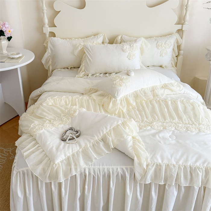 91家纺网 家纺一手货源 找家纺 富盛家纺 2025新款水洗亲肤棉盘花特种刺绣夏被夏凉被空调被床裙款四件套 甜蜜蜜-白