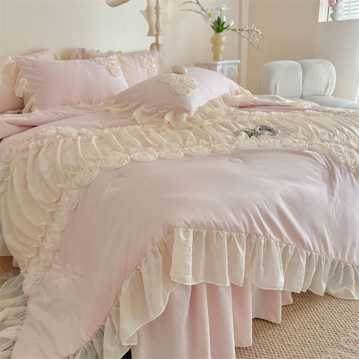 91家纺网 家纺一手货源 找家纺 富盛家纺 2025新款水洗亲肤棉盘花特种刺绣夏被夏凉被空调被床裙款四件套 甜蜜蜜-粉