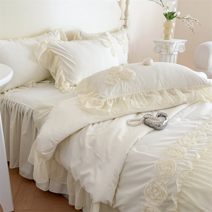 91家纺网 家纺一手货源 找家纺 富盛家纺 2025新款水洗亲肤棉盘花特种刺绣夏被夏凉被空调被床裙款四件套 甜蜜蜜-白