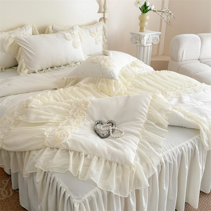 91家纺网 家纺一手货源 找家纺 富盛家纺 2025新款水洗亲肤棉盘花特种刺绣夏被夏凉被空调被床裙款四件套 甜蜜蜜-白