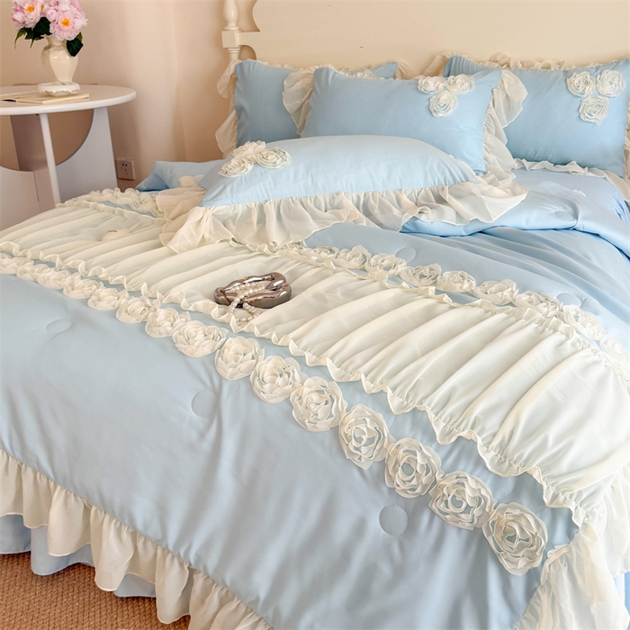 91家纺网 家纺一手货源 找家纺 富盛家纺 2025新款水洗亲肤棉盘花特种刺绣夏被夏凉被空调被床裙款四件套 甜蜜蜜-蓝