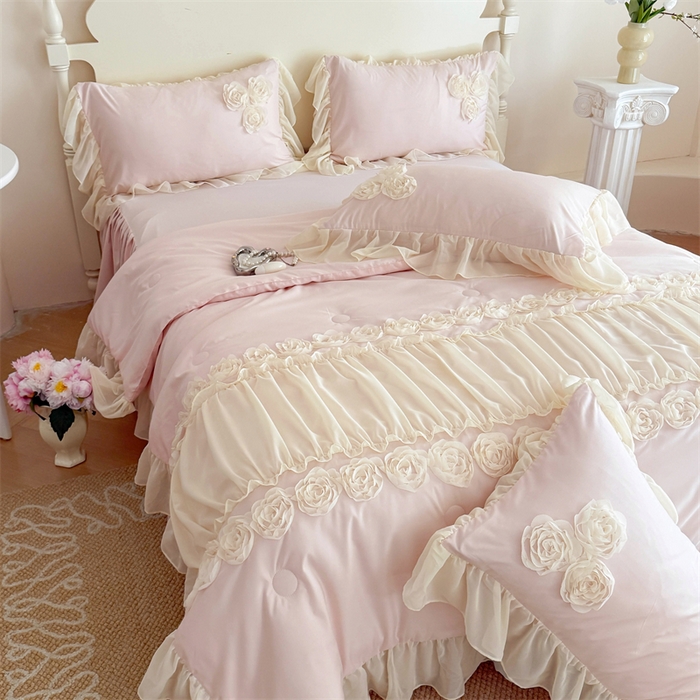 91家纺网 家纺一手货源 找家纺 富盛家纺 2025新款水洗亲肤棉盘花特种刺绣夏被夏凉被空调被床裙款四件套 甜蜜蜜-粉