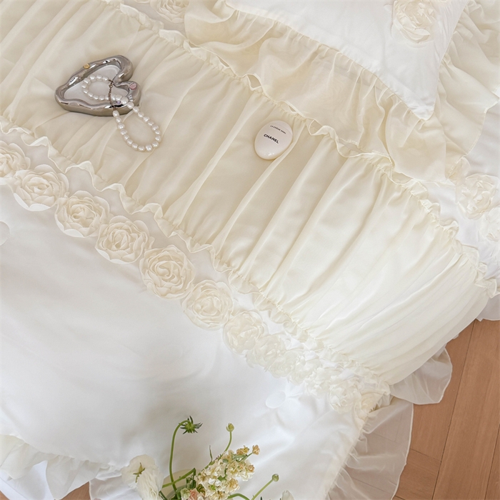 91家纺网 家纺一手货源 找家纺 富盛家纺 2025新款水洗亲肤棉盘花特种刺绣夏被夏凉被空调被床裙款四件套 甜蜜蜜-白